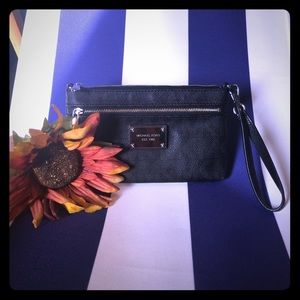 AUTHENTIC Michael Kors Jet Set Wristlet